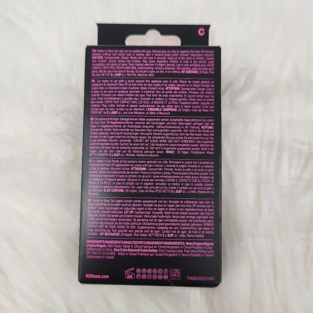 KISS Voguish FantasyHalloween Nightmare Glue on Nails Glow in the Dark